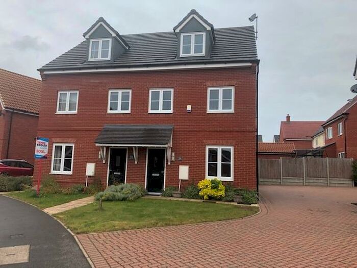 3 Bedroom House To Rent In Dunton Fields, Laindon, SS15
