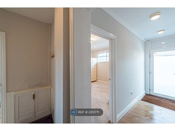 1 Bedroom Flat To Rent In The Crescent, Leatherhead, KT22
