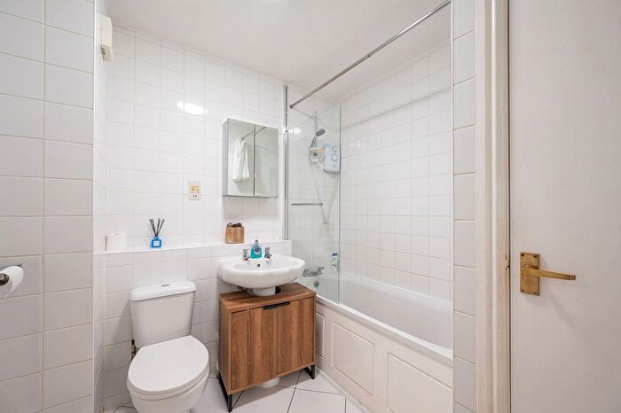 2 Bedroom Flat For Sale In Henry Road, New Barnet, Barnet, EN4