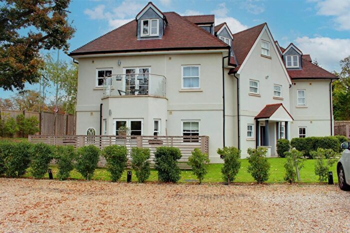 2 Bedroom Apartment For Sale In Bell Lane, Brookmans Park, AL9