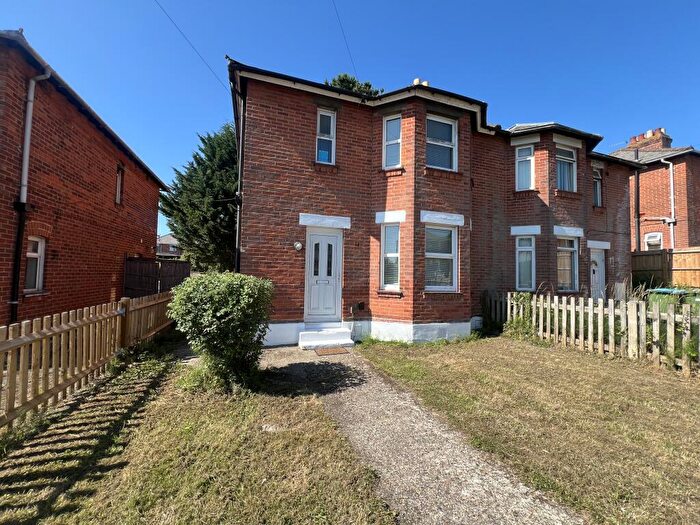 4 Bedroom House To Rent In Harefield Road, SO17