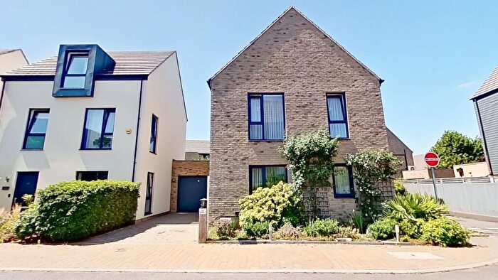 4 Bedroom Detached House For Sale In Markwick Avenue, Cheshunt, EN8