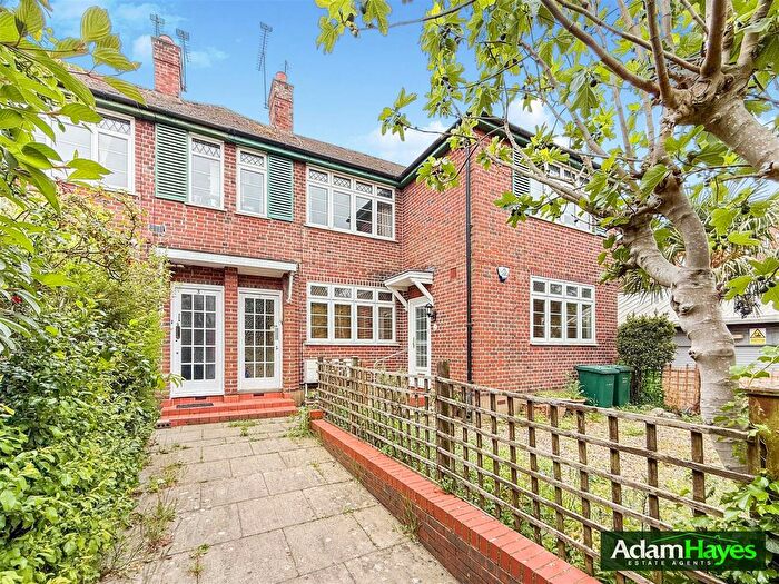 2 Bedroom Maisonette To Rent In Buckingham Avenue, Whetstone, N20