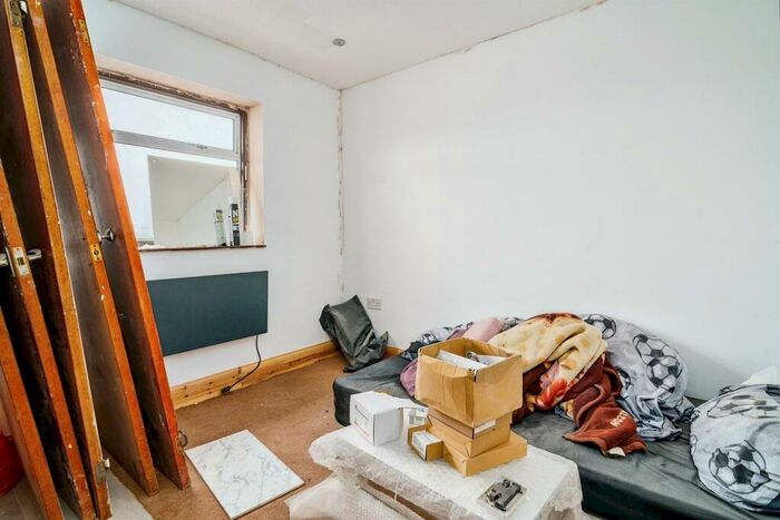 3 Bedroom Terraced House For Sale In Butely Road, Luton, LU4