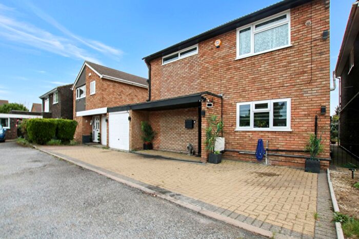 4 Bedroom Link Detached House For Sale In Sherborne Close, Colnbrook, Slough, SL3