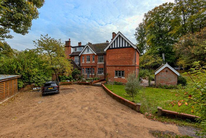 5 Bedroom House To Rent In Croydon Lane, Banstead, SM7