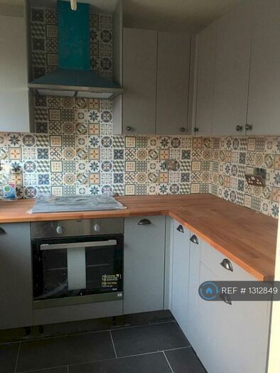 2 Bedroom Flat To Rent In Clover Way, Hackbridge, SM6