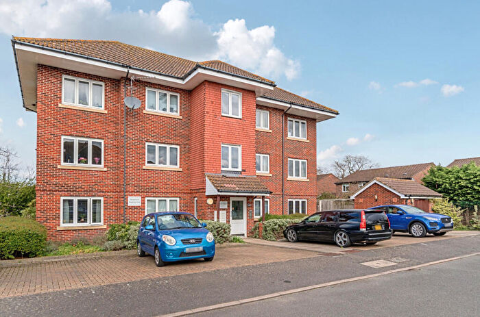 2 Bedroom Flat For Sale In Lansdown Close, Walton On Thames, Surrey, KT12