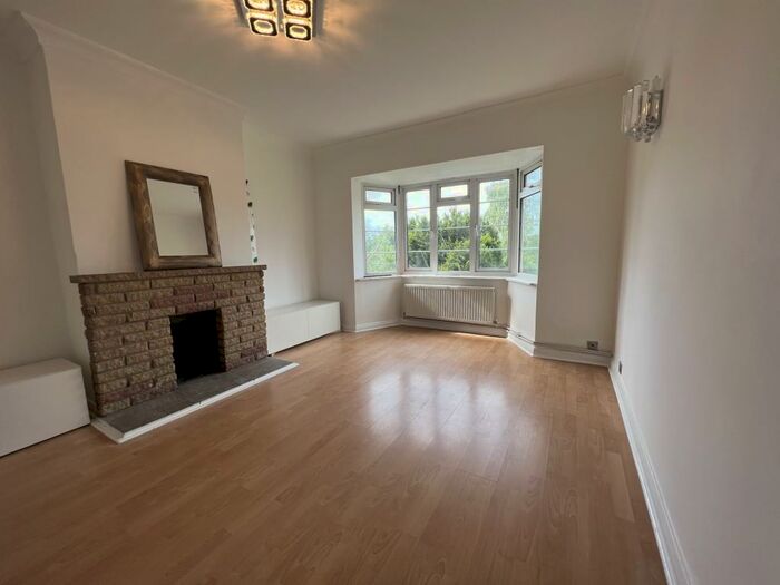 3 Bedroom Flat To Rent In Featherstone Court, Bunns Lane, Mill Hill, NW7