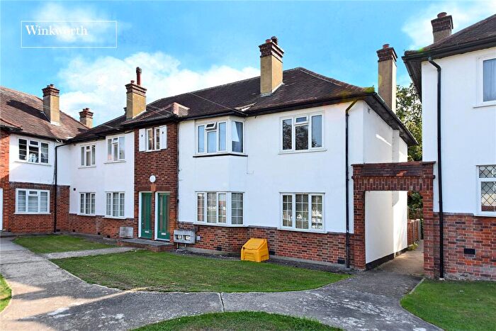 2 Bedroom Apartment For Sale In The Maisonettes, Alberta Avenue, Cheam, Sutton, SM1