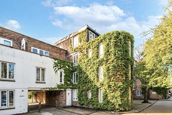 3 Bedroom Duplex For Sale In Sunbury Lane, London, SW11