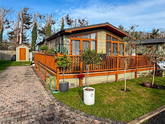 2 Bedroom Park Home For Sale In Jaybelle Grange, Climping, BN17