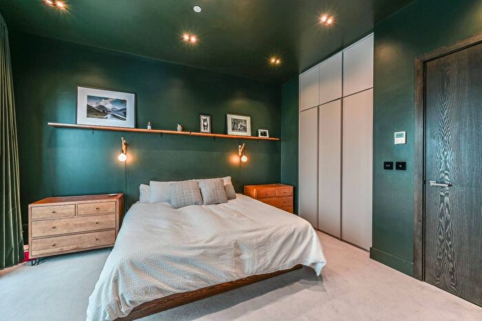 2 Bedroom Flat For Sale In Keybridge Tower, Exchange Gardens, Vauxhall, London, SW8