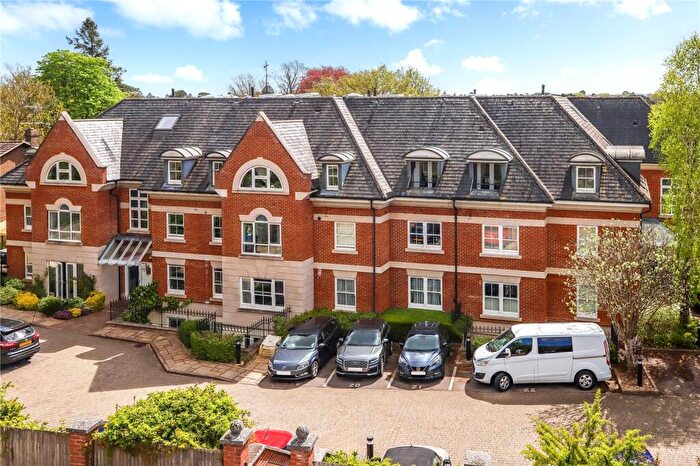 2 Bedroom Flat For Sale In Shortheath Road, Farnham, Surrey, GU9