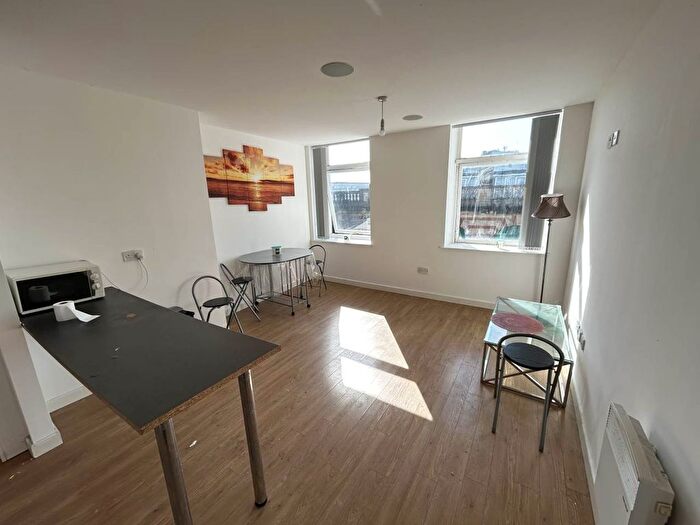 2 Bedroom Flat To Rent In Sunbridge Road, Bradford, BD1