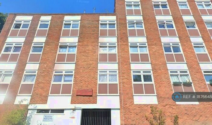 2 Bedroom Flat To Rent In Yew Tree House, Rochester, ME1