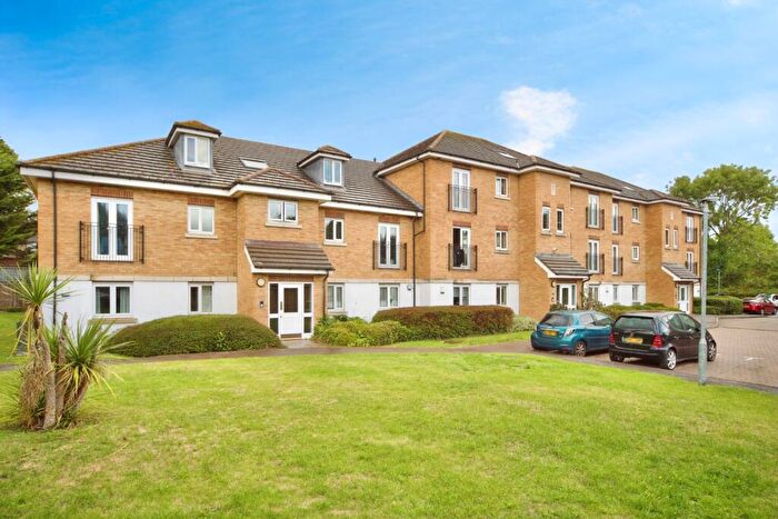 2 Bedroom Flat For Sale In Stafford Close, London, London, N14