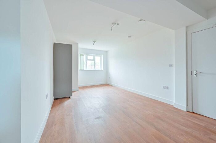 Studio To Rent In Preston Hill, Kenton, Harrow, HA3