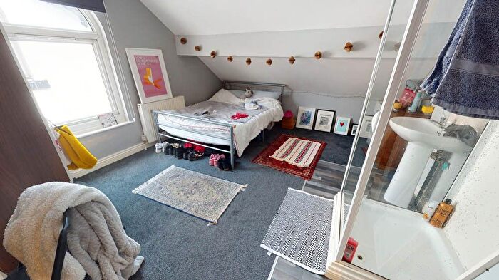 2 Bedroom Flat To Rent In Victoria Road, Leeds, LS6