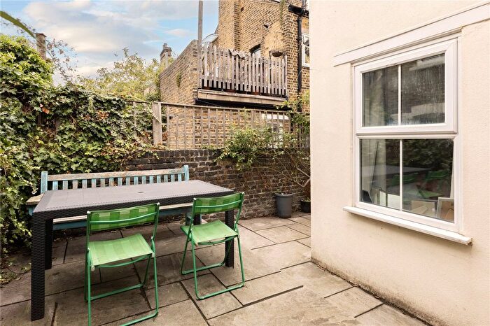 2 Bedroom Maisonette For Sale In Silverthorne Road, London, SW8