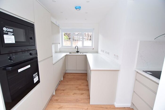 2 Bedroom Flat To Rent In Park Avenue, Maidstone, ME14