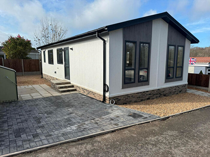 2 Bedroom Park Home For Sale In New Milton, Hampshire, BH25