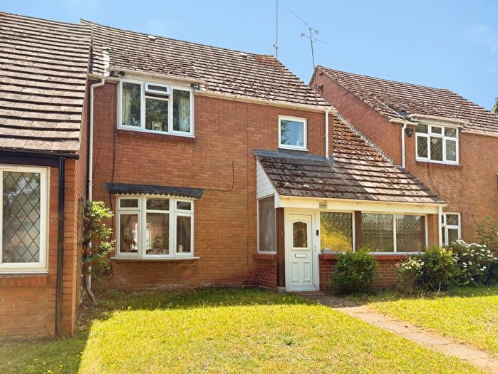 4 Bedroom Terraced House For Sale In Handford Lane, Yateley, Hampshire, GU46