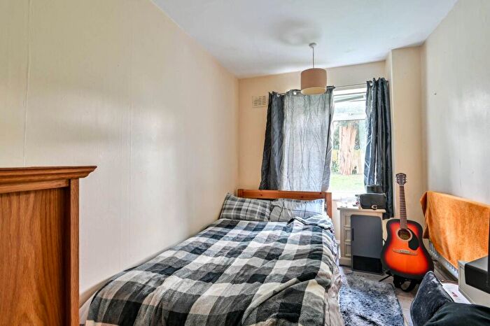 3 Bedroom Flat For Sale In Kingsnympton Park, Kingston, Kingston Upon Thames, KT2