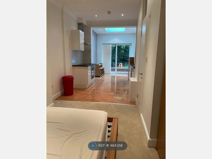 Studio To Rent In Wentworth Road, London, NW11
