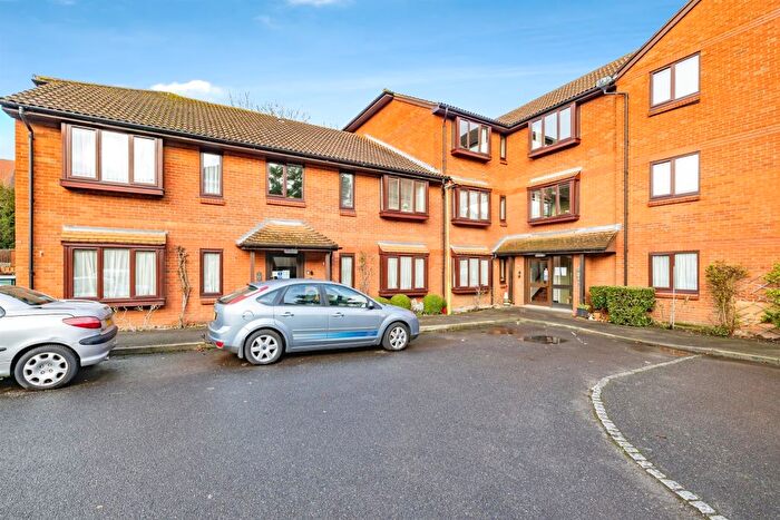 2 Bedroom Flat For Sale In High Street, Bushey, WD23