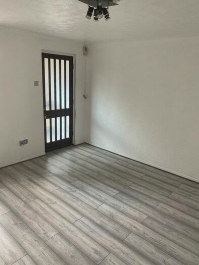 1 Bedroom Flat To Rent In Shafter Road, Dagenaham, RM10