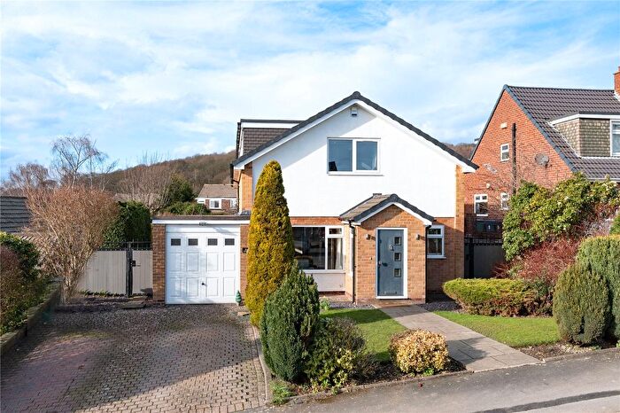 4 Bedroom Detached House For Sale In Hall Park Close, Horsforth, Leeds, LS18