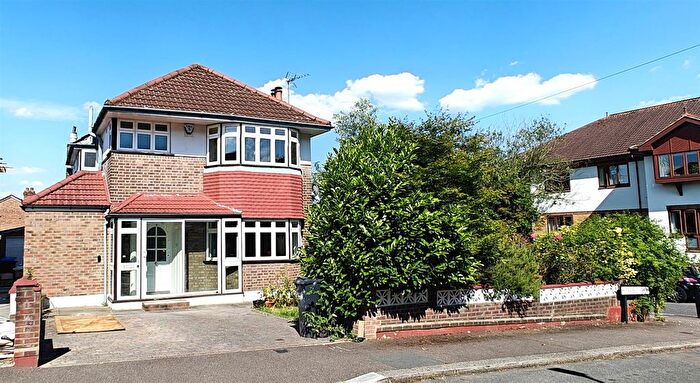 3 Bedroom Detached House For Sale In Farmleigh, Southgate, N14