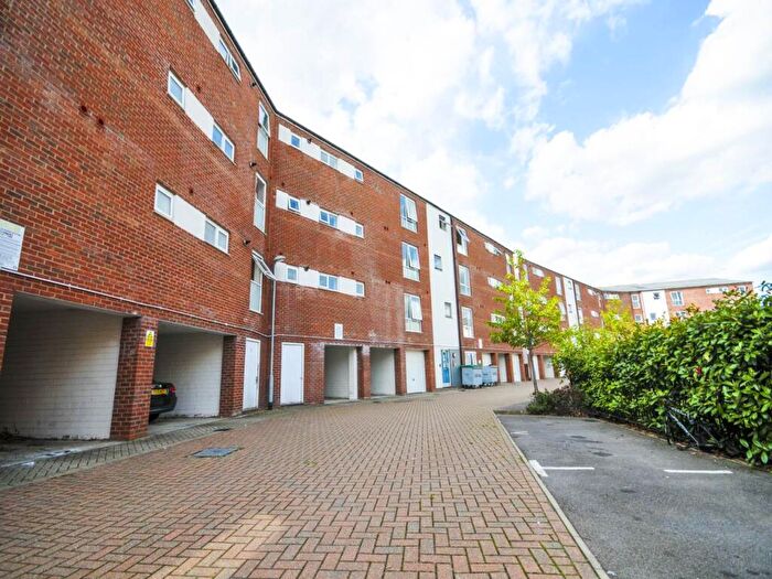 3 Bedroom Flat To Rent In Aviation Avenue, Hatfield, Hertfordshire, AL10