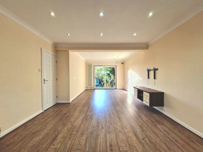 5 Bedroom End Of Terrace House To Rent In The Shrubberies, Chigwell, IG7