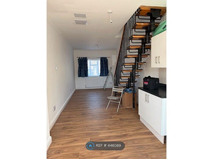 2 Bedroom Maisonette To Rent In Clandon Road, Ilford, IG3