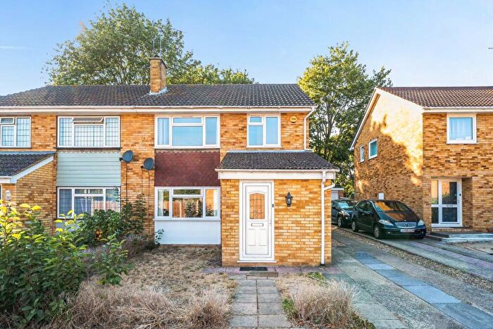 3 Bedroom Semi-Detached House For Sale In Alkham Road, Vinters Park, ME14