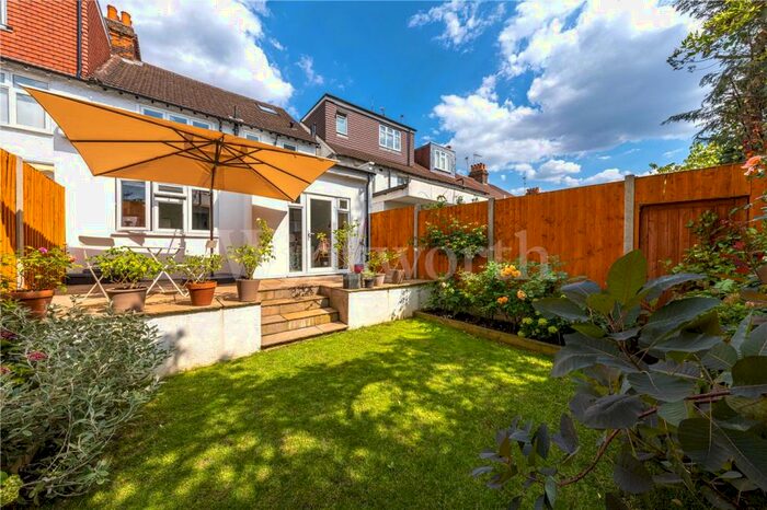 2 Bedroom Apartment To Rent In Temple Grove, London, NW11