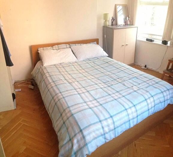 3 Bedroom Flat To Rent In Cambridge Heath Road, London, E1