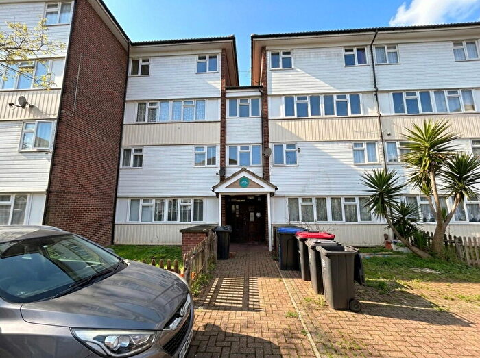 2 Bedroom Flat For Sale In Caister Drive, Pitsea, Basildon, Essex, SS13