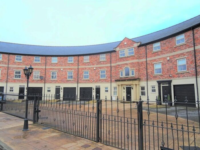 4 Bedroom Town House To Rent In Brook Crescent, Wakefield, WF1