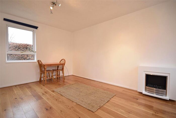 Apartment To Rent In Apeldoorn Drive, Wallington, Surrey, SM6