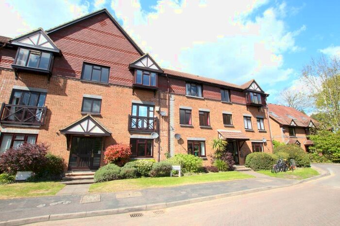 2 Bedroom Flat To Rent In Woking, GU22