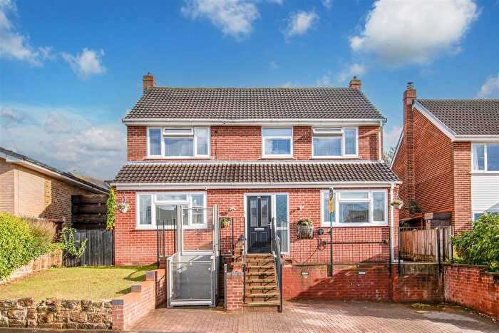 5 Bedroom Detached House For Sale In Castle View, Wakefield, WF2