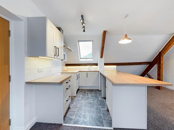 2 Bedroom Flat To Rent In Market Street, Launceston, PL15