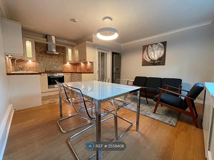 3 Bedroom Maisonette To Rent In Columba House, London, SE14