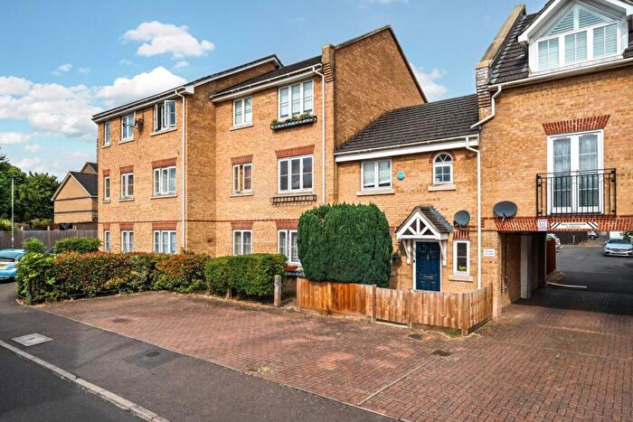 2 Bedroom Flat For Sale In Chestnut Grove, London, SE20