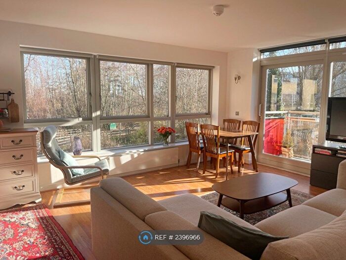 3 Bedroom Flat To Rent In West Parkside, London, SE10