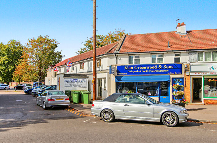 2 Bedroom Flat To Rent In Molesey Road, Hersham, Walton-on-thames, Surrey, KT12