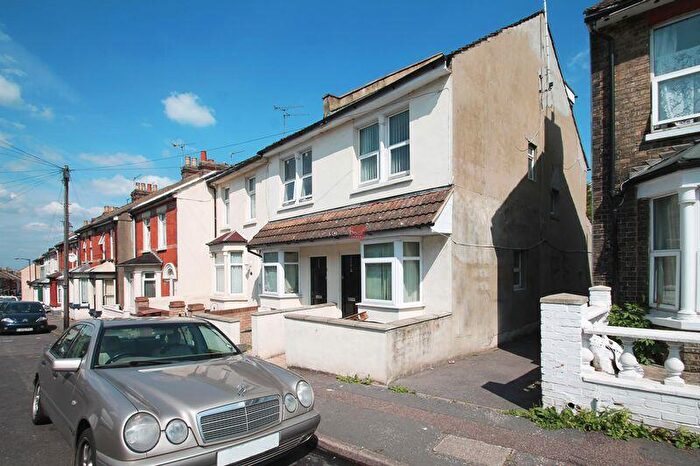 4 Bedroom House To Rent In Dale Street, Chatham, ME4